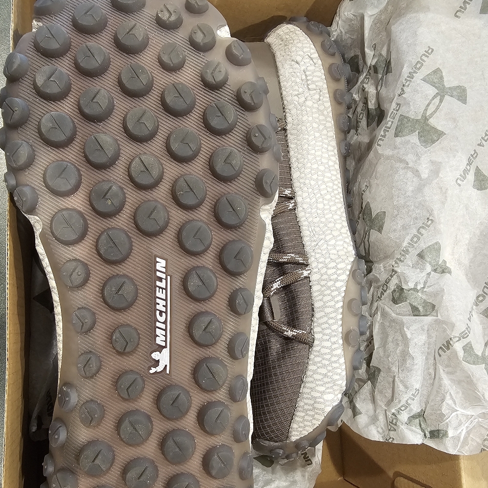 UA HOVR summit fit cuff. Only worn once. Men's 8 Women 9.5